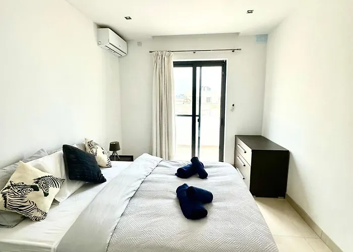 Luxury Penthouse 170 Meters From The Sea In Balluta Bay