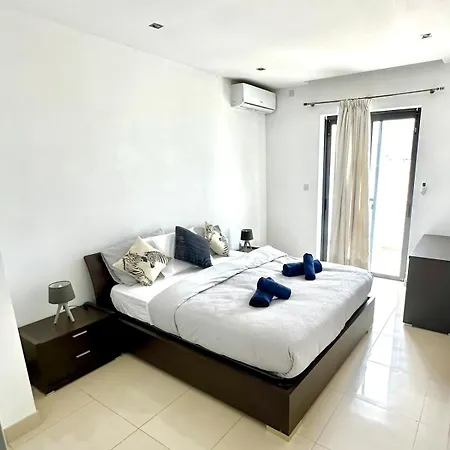 Luxury Penthouse 170 Meters From The Sea In Balluta Bay *