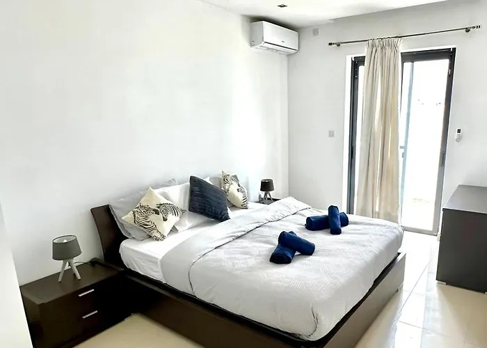 Luxury Penthouse 170 Meters From The Sea In Balluta Bay *