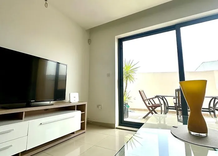 Luxury Penthouse 170 Meters From The Sea In Balluta Bay *